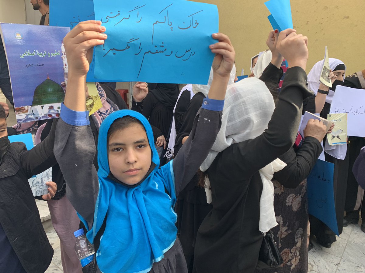 SkyYaldaHakim's tweet photo. Afghan girls won't give up on their right to an education. Will the world look away?  #LetAfghanGirlsLearn https://t.co/9vpHuZkPCg