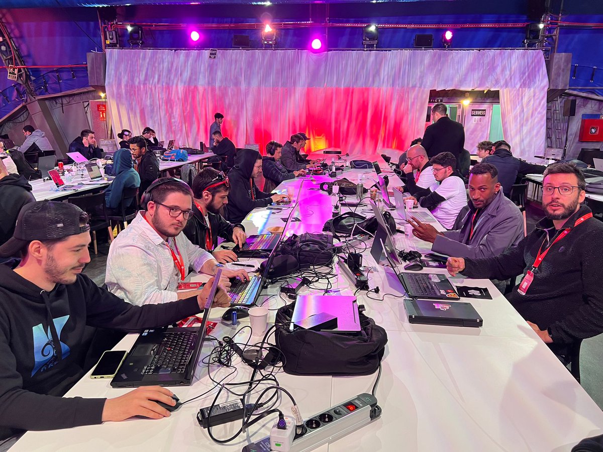 This team of #Developers was working yesterday at the #avalanchesummit2022 #hackathon on our bounty for comparing RPC endpoints! ⚡️#decentralize #infra