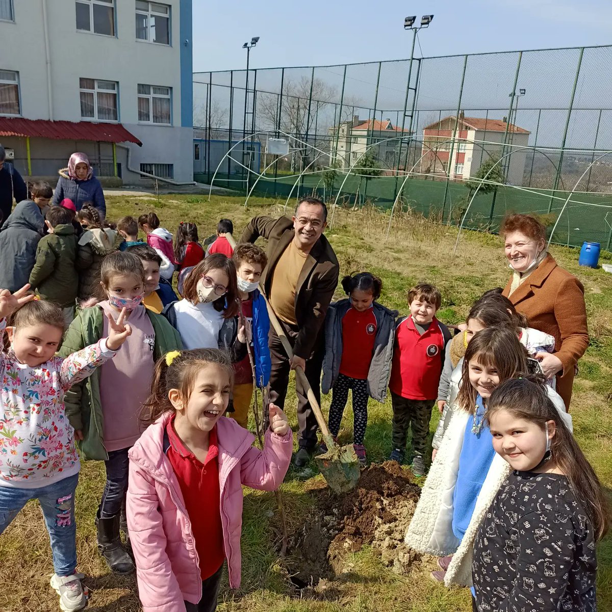Orman Haftası münasebetiyle bahçemize meyve fidesi diktik, tevekkül bizden bereket Hüdâ'dan <a href="/sinopilmem/">Sinop Milli Eğitim Müdürlüğü</a> <a href="/YLDZercan1957/">Ercan Yıldız🇹🇷</a>