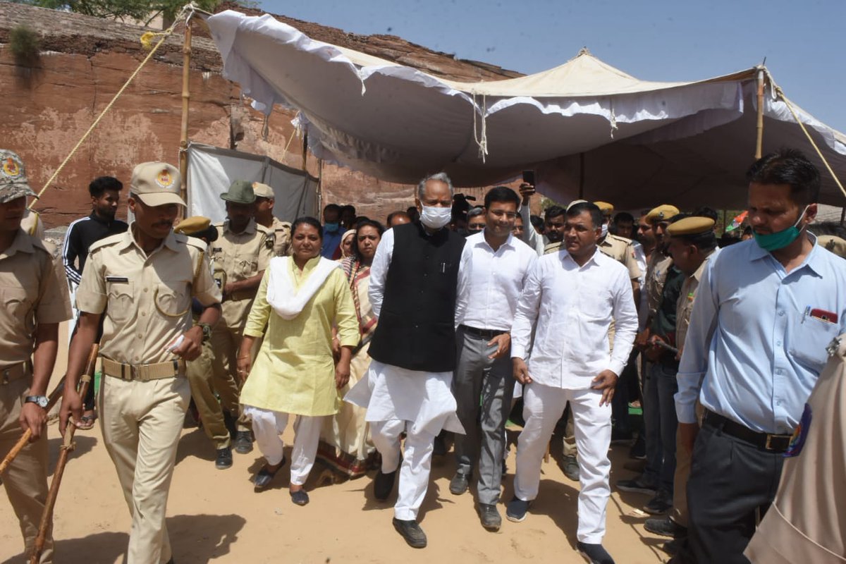 JodhpurDm's tweet photo. मुख्यमंत्री श्री अशोक गहलोत ने आज नागोरी गेट स्थित नया तालाब के पुनरुद्धार कार्य का अवलोकन किया। मुख्यमंत्री बजट घोषणा 2019-20 के अंतर्गत जेडीए द्वारा करवाए जा रहे इस @DIPRRajasthan @ashokgehlot51 @RajCMO @RajGovOfficial https://t.co/MNdJPJsePZ
