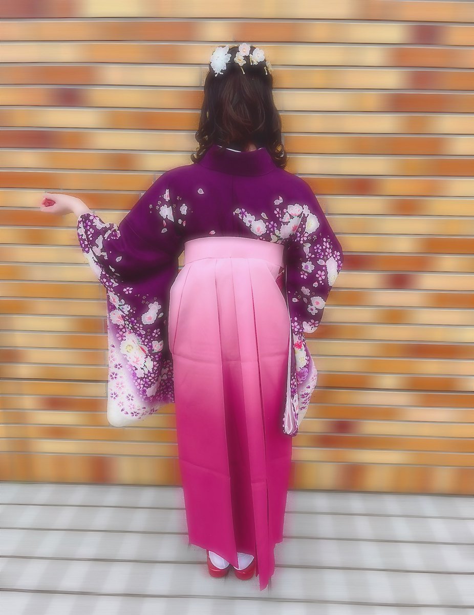 achi_bts's tweet photo. tmi)バタバタしてて全然浮上できてないし追えてなくて悲しいㅠㅠ その理由のひとつ卒業式が先日ありました…ジンくんの好きなピンク色の袴にボラ色の着物来ました(>_<)どうしてもこれが言いたかったです。(写真もっと映えるとこで撮れんかったんか) https://t.co/PUTWOMC33E