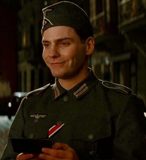 Даниэль брюль бесславные ублюдки. Бесславные ублюдки фредерик цоллер. Рядовой фредерик цоллер. Рядовой фредерик цоллер. Фредерик цоллер.