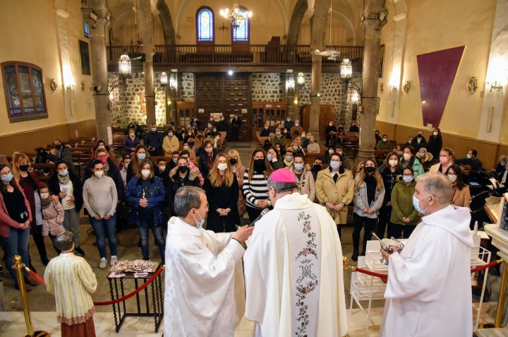 PFamiliarAvila's tweet photo. #25marzo 25 madres @diocesisdeavila fueron bendecidas por nuestro Obispo @jmgilt en una entrañable ceremonia en el @VIRGENSONSOLES . Familias valientes que dicen sí a la vida. 👶 https://t.co/f9O6WTQewI