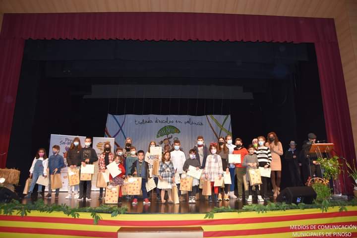 terresvinalopo's tweet photo. Gràcies per acompanyar-nos en la presentació de #Trobades2022 de les Valls del Vinalopó al Pinós, reboniques i rebonicos! Quin goig retrobar-nos, amb tanta alegria i esperança! I poder festejar la llengua juntes de nou! L'enhorabona a l'alumnat i els centres guanyadors #Sambori. https://t.co/sOezx1n4Ba
