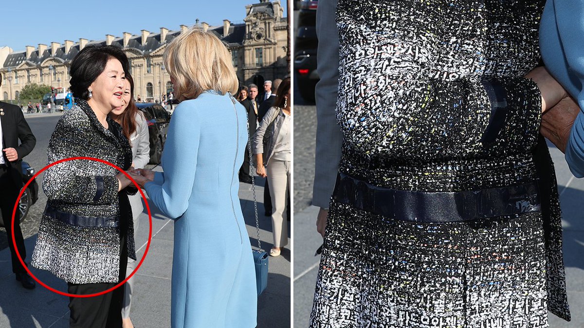 김정숙 여사가 착용한 샤넬 자켓.
한국에서 개최한 컬렉션에서 샤넬 수석 디자이너가 '한글은 세계에서 가장 아름다운 글자'라며 재킷 원단에 한글 새겨 소개된 옷이야.
여사님은 그 재킷을 입고 샤넬 본고장인 프랑스에 국빈방문하신 거고 그마저 대여였대; 이 논란 자체가 넘 웃겨ㅋㅋ 미담 아니냐고