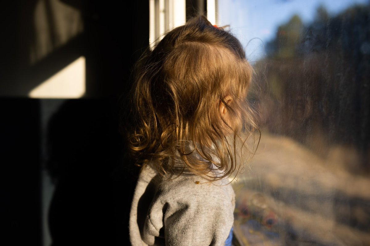 A little Ukrainian girl looks out of the window on the train bringing her family back to Lviv.
#ukraine #poland #standwithukraine #supportukraine #streetphotography #reportagephotography #nowar #reportage #krakow #reportagespotlight