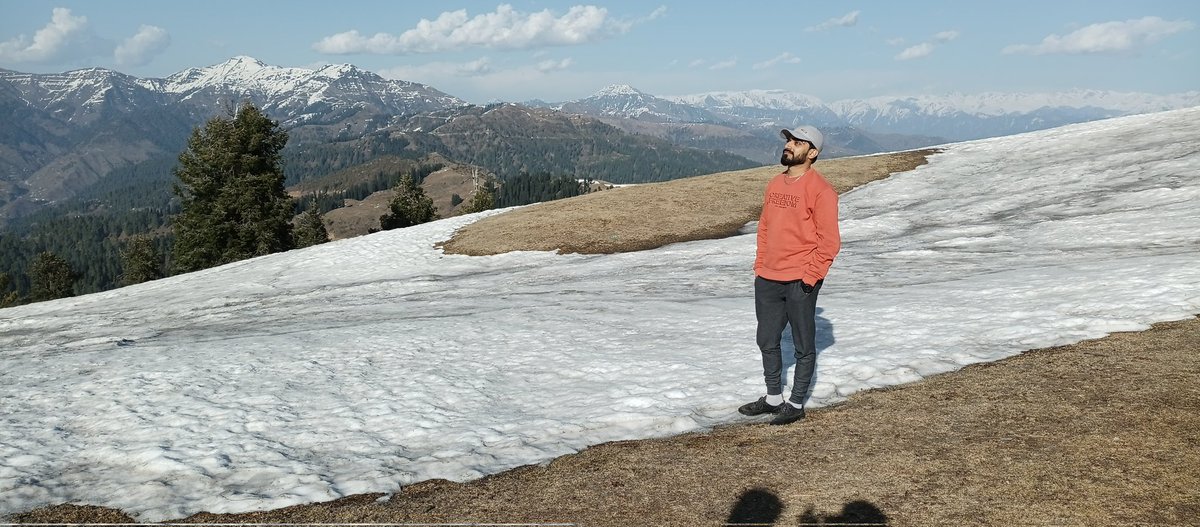 وقت ملا تو بیٹھیں گے
دور کہیں پہاڑوں میں
برف کی چٹانوں پر
دھندلے اسمانوں میں 🥀