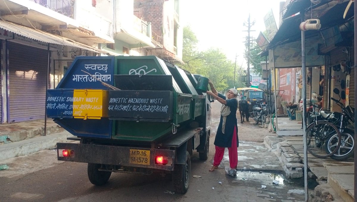 PROJSChhatarpur's tweet photo. घर-घर पहुंच रही कचरा गाड़ी
कलेक्टर श्री @grsandeepias के निर्देशन में पूरे जिले में जारी है स्वच्छता कार्य। इसी क्रम में नौगांव में सुबह-सुबह सीएमओ श्री निरंकार पाठक ने वार्ड भ्रमण किया एवं हो रहे स्वच्छता कार्य का जायजा लिया।
#CleanChhatarpur
@JansamparkMP
@mpurbandeptt https://t.co/Ewdb34PS7Y