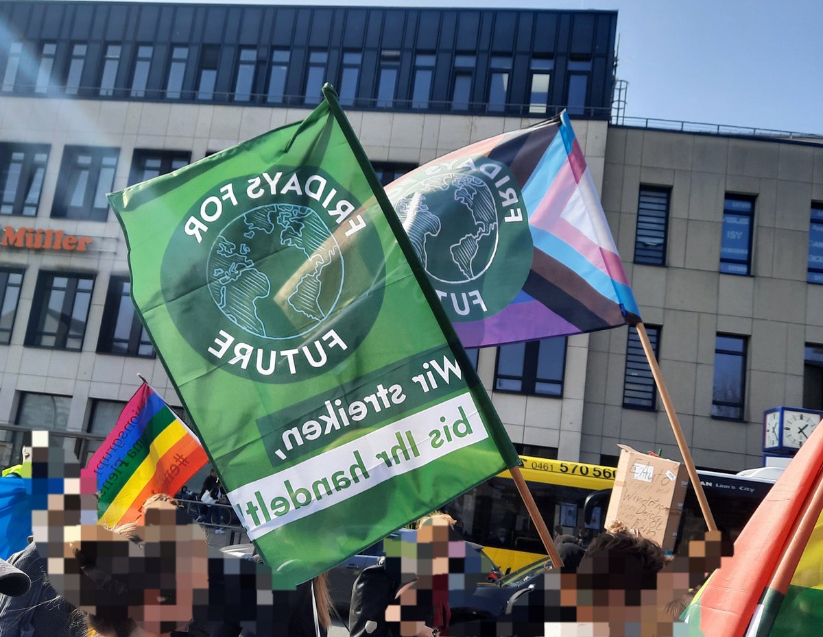 fff_flensburg's tweet photo. 🔥Mit über 300 Menschen waren wir heute in Flensburg auf der Straße 🔥

💚Danke an alle, die da waren, und mit uns gemeinsam ein starkes Zeichen für Klimagerechtigkeit und Frieden gesetzt haben!

Wir konnten insgesamt über 330€ Spenden sammeln für @operation.solidarity. https://t.co/K9IajekQ5C