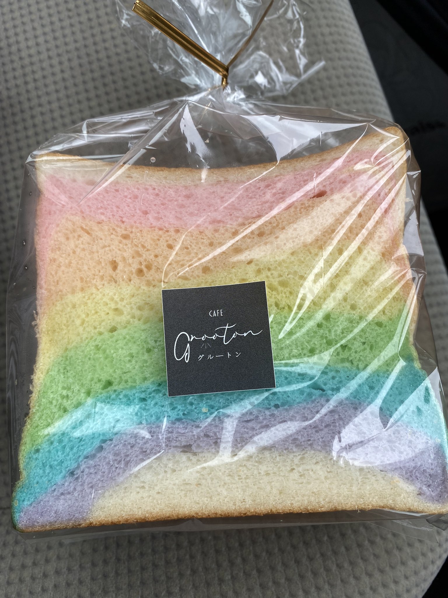 おしゃれ 【新品】FANS もちもち食パンクッション レインボー