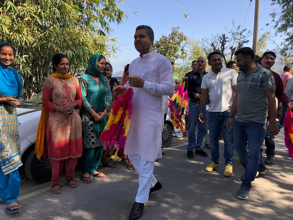 rajatthakurbjp's tweet photo. आज हमने प्रौण गांव में देवतुल्य कार्यकर्ताओं के बैठक की एवं गाँव मे चल रहे विकास कार्यों का जायजा भी लिया!!
देवतुल्य जनता से जो आपार स्नेह एवं आशीर्वाद मिल रहा है उसके लिए मैं सदैव आप��ा आभारी रहूँगा !! https://t.co/f3WyyBBfQ2