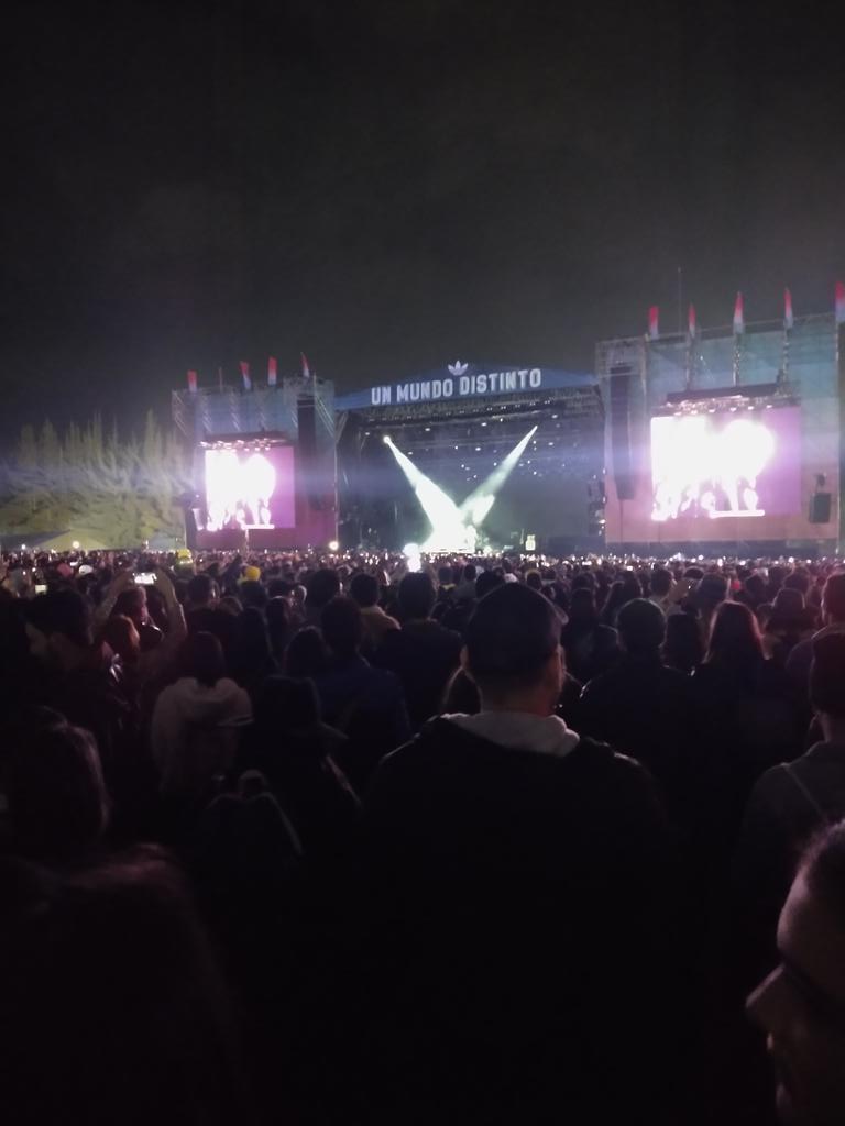 bog_brush's tweet photo. Black Pumas called for a moment of silence for Taylor Hawkins before playing. Class act, a difficult situation handled perfectly.

#fep2022 #taylorhawkins #foofighters #blackpumas https://t.co/kyxkk2sQ5s