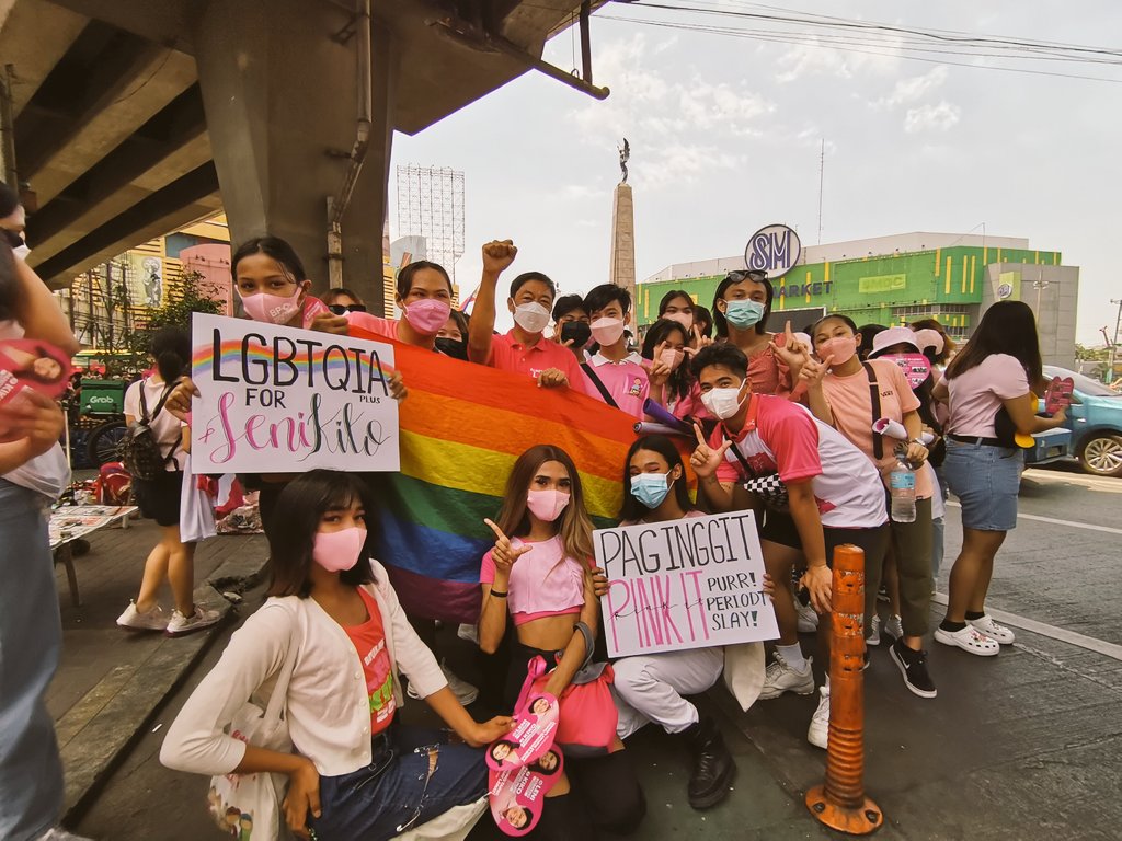 KaBongLabog's tweet photo. Magandang tanghali, CAMANAVAAAAAA!

Papicture muna kasama ang mga kakampink natin dito sa rotonda!

#CAMANAVAisPink
#makabayan4lenikiko
#37LABOGsaSenado https://t.co/dzwLfLaFeH