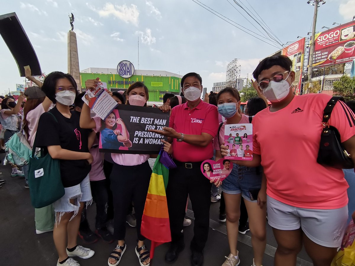 KaBongLabog's tweet photo. Magandang tanghali, CAMANAVAAAAAA!

Papicture muna kasama ang mga kakampink natin dito sa rotonda!

#CAMANAVAisPink
#makabayan4lenikiko
#37LABOGsaSenado https://t.co/dzwLfLaFeH