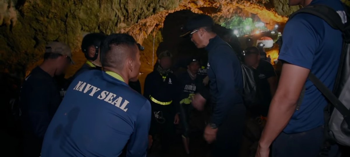 HabisNontonFilm's tweet photo. The Rescue sangat menyesakkan dada. Menontonnya bikin stres, panik, sekaligus sedih.

Tentang penyelamatan 12 anak &amp; pelatih sepakbola yg terjebak di gua banjir di Thailand Utara. Hujan makin deras, harapan makin menipis.

Saat Thai Navy gak sanggup melakukan misi ini-- https://t.co/mCN2mq1FWy