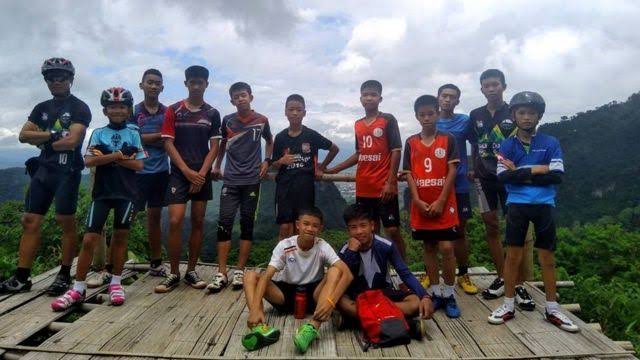 HabisNontonFilm's tweet photo. The Rescue sangat menyesakkan dada. Menontonnya bikin stres, panik, sekaligus sedih.

Tentang penyelamatan 12 anak &amp; pelatih sepakbola yg terjebak di gua banjir di Thailand Utara. Hujan makin deras, harapan makin menipis.

Saat Thai Navy gak sanggup melakukan misi ini-- https://t.co/mCN2mq1FWy