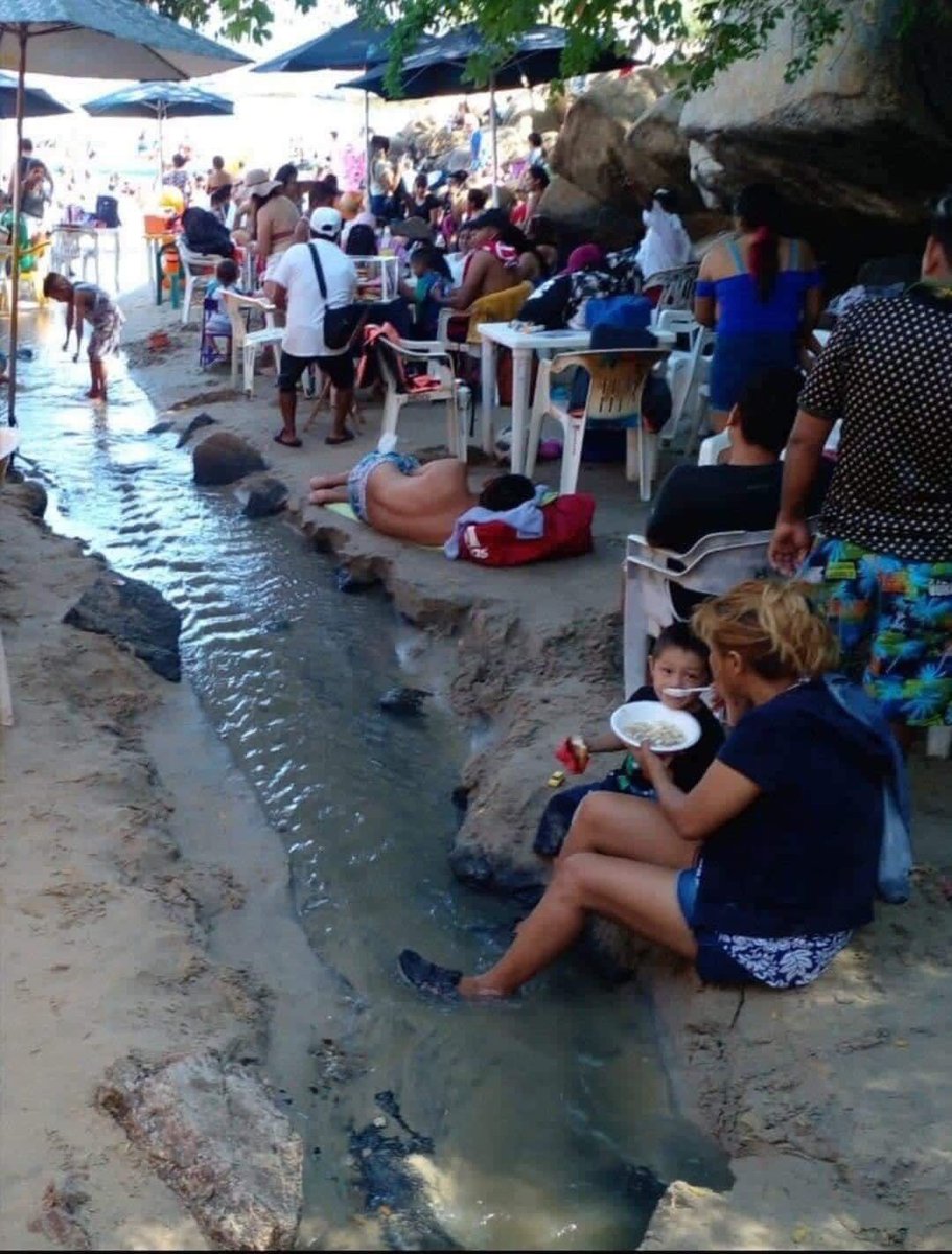 Compayaso1's tweet image. Ya viene la temporada en dónde los chilangos van a Acapulco y se meten al drenaje con caca pensando que es un río. 🤡🤣