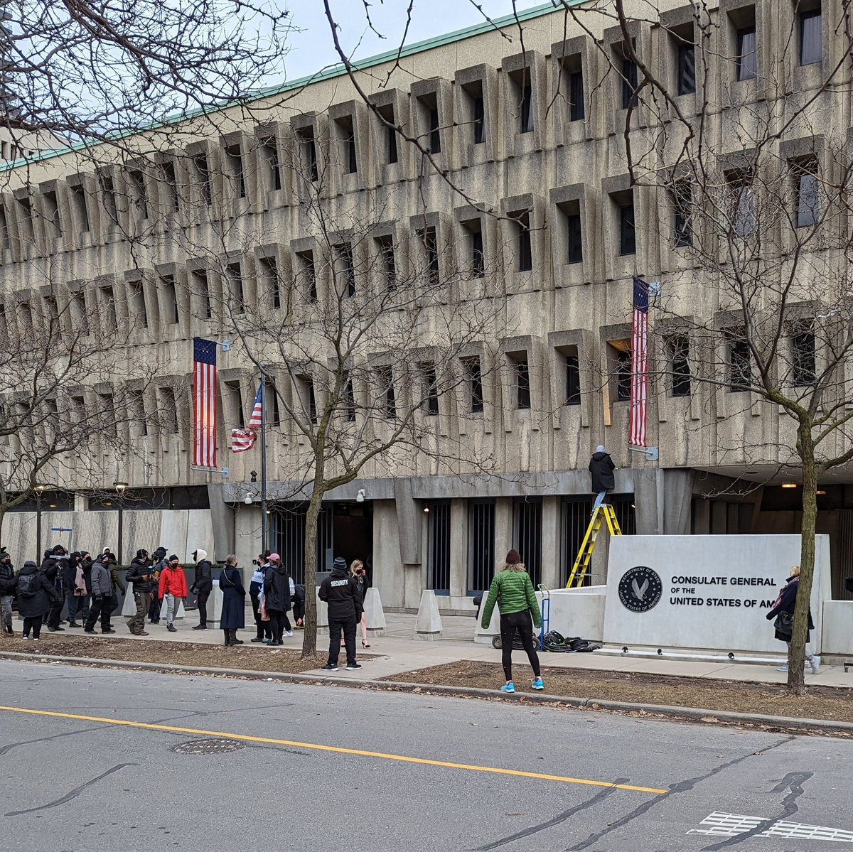 diegomalone's tweet photo. Elisabeth Moss and O-T Fagbenle
were shooting a scene together for The Handmaid's Tale season 5 at a location for the US Consulate in Toronto. Elisabeth was also filming a scene with Nichole at a park earlier today. #rubyroad #handmaidstale
@TOFilming_EM https://t.co/9Y4szeL4kZ