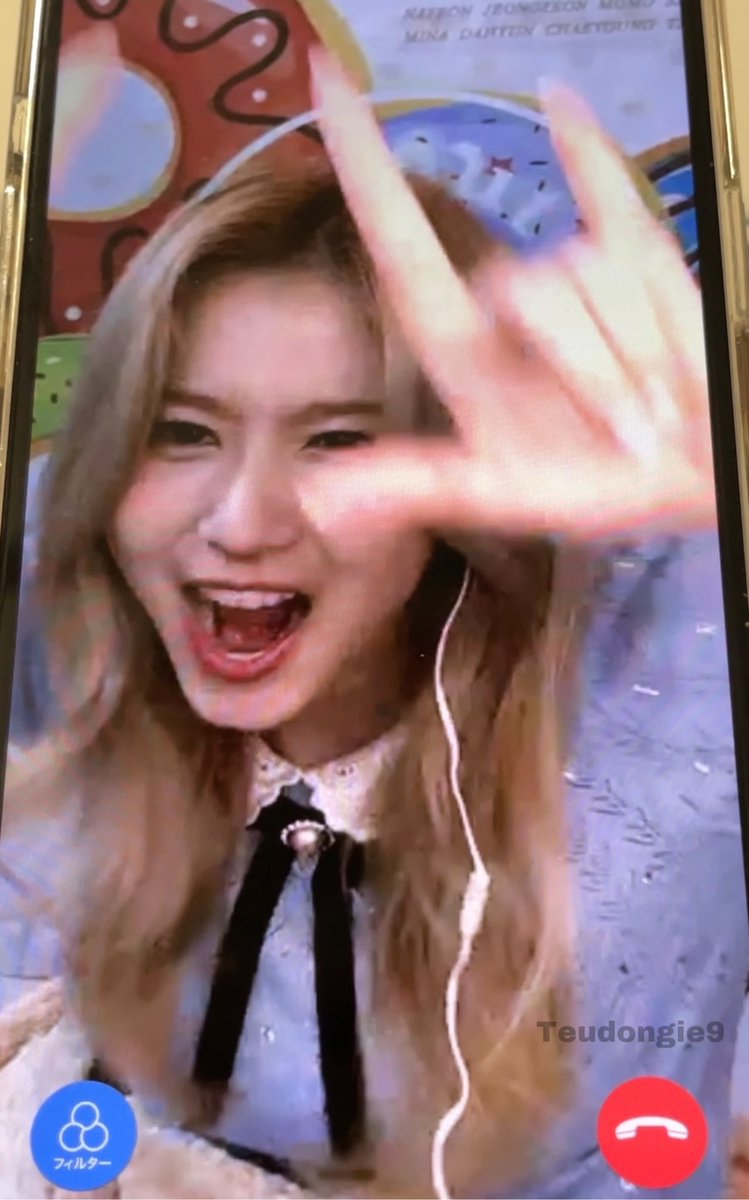 Teudongie9's tweet photo. Doughnut Videocall 

SHE SO HYPER 😂🤟🤟#SANA https://t.co/256CXfFSzx