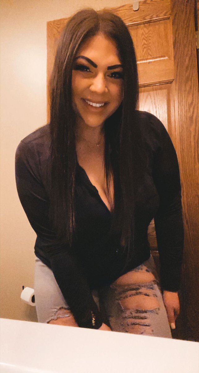 KENigetahellyah's tweet photo. someone put me in the nfl for these shoulders. https://t.co/wSPU6TrY6U