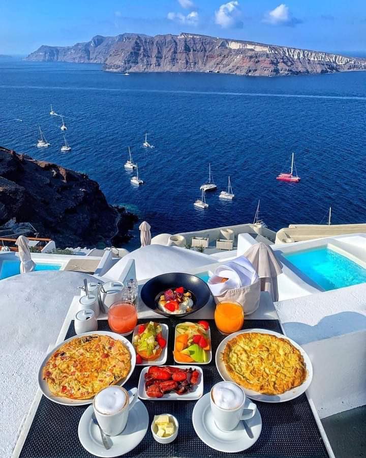 Yunanistan, Santorini’de kahvaltı yap.
