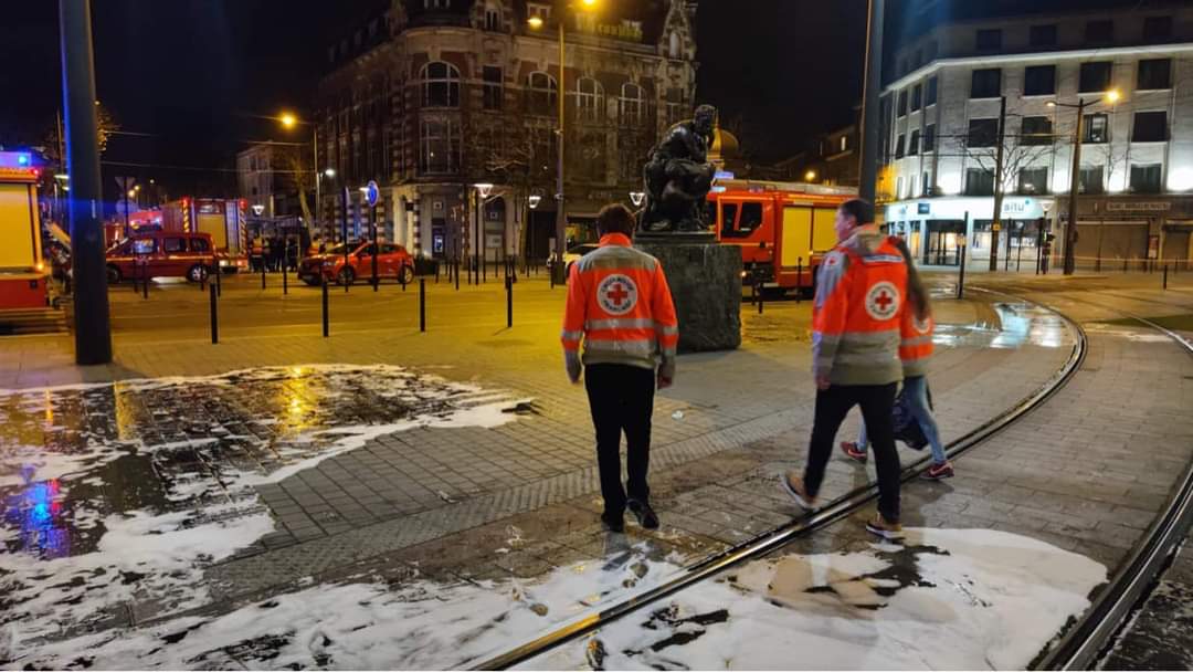 🔴À la suite de l’incendie d’un train de #fret en #gare de <a href="/Valenciennes_/">Ville Valenciennes</a>, le trafic ferroviaire est à l’arrêt. 

Nos équipes de <a href="/CroixRougeVals/">Croix-Rouge Valenciennes</a> interviennent à la demande de la <a href="/SNCF/">❌</a> pour #accompagner les voyageurs bloqués

Merci à eux pour leur investissement auprès du <a href="/Sdis59/">Sapeurs-pompiers du Nord</a>