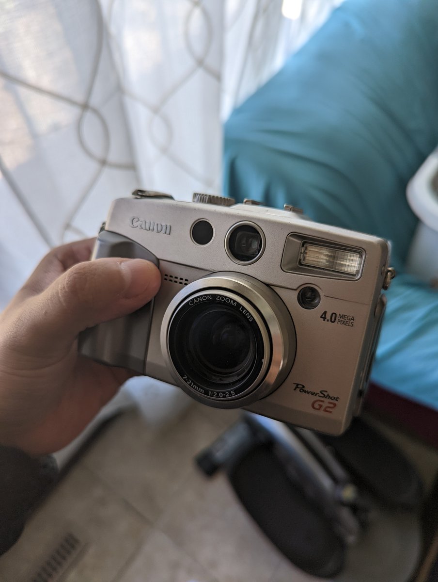 Joshua_Fern's tweet photo. The Camera | The Shot
#digicams #canonpowershotG2 #ccd #streetphotography https://t.co/AbjppBNg5Y