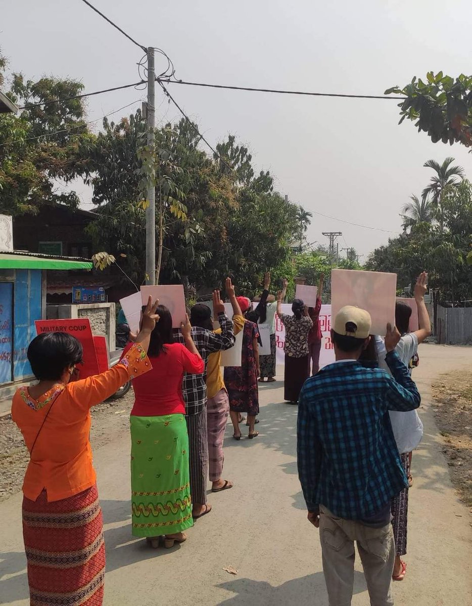 KaungKhantHto10's tweet photo. Protest crowd from protestors in Kale, Sagaing marched by chanting slogans to root out the military dictatorship for 412 days.

#2022Mar26Coup 
#WhatsHappeningInMyanmar https://t.co/coISwNXY38