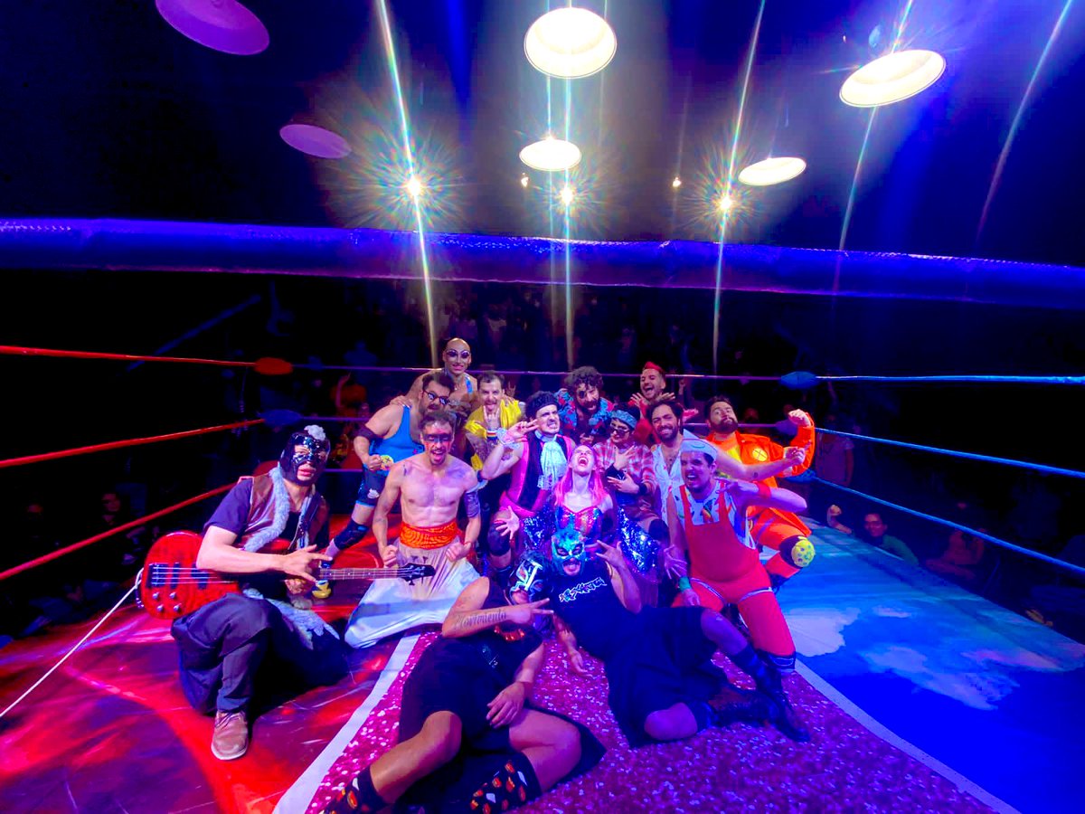 LaImproLucha's tweet photo. ¡Gracias a la banda que vino ayer a nuestras funciones previas! 
No saben le emoción, la adrenalina, la energía.

Cada vez se acerca más el 7 de abril,  nuestra fecha de estreno. 

Compren sus boletos:  https://t.co/6N1J8cot9t

#laimprolucharegresa https://t.co/GHV5ZnRCjM