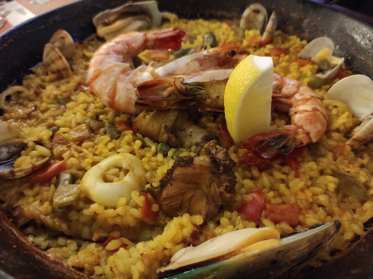 AlteredStatePH's tweet image. Dinner date @ Barcino 😋 Pramis: grilled veggies, paella, at steak lang kinain ko. Wala nang iba, kahit mas masarap pa yung naka-upo sa tapat ko 😋