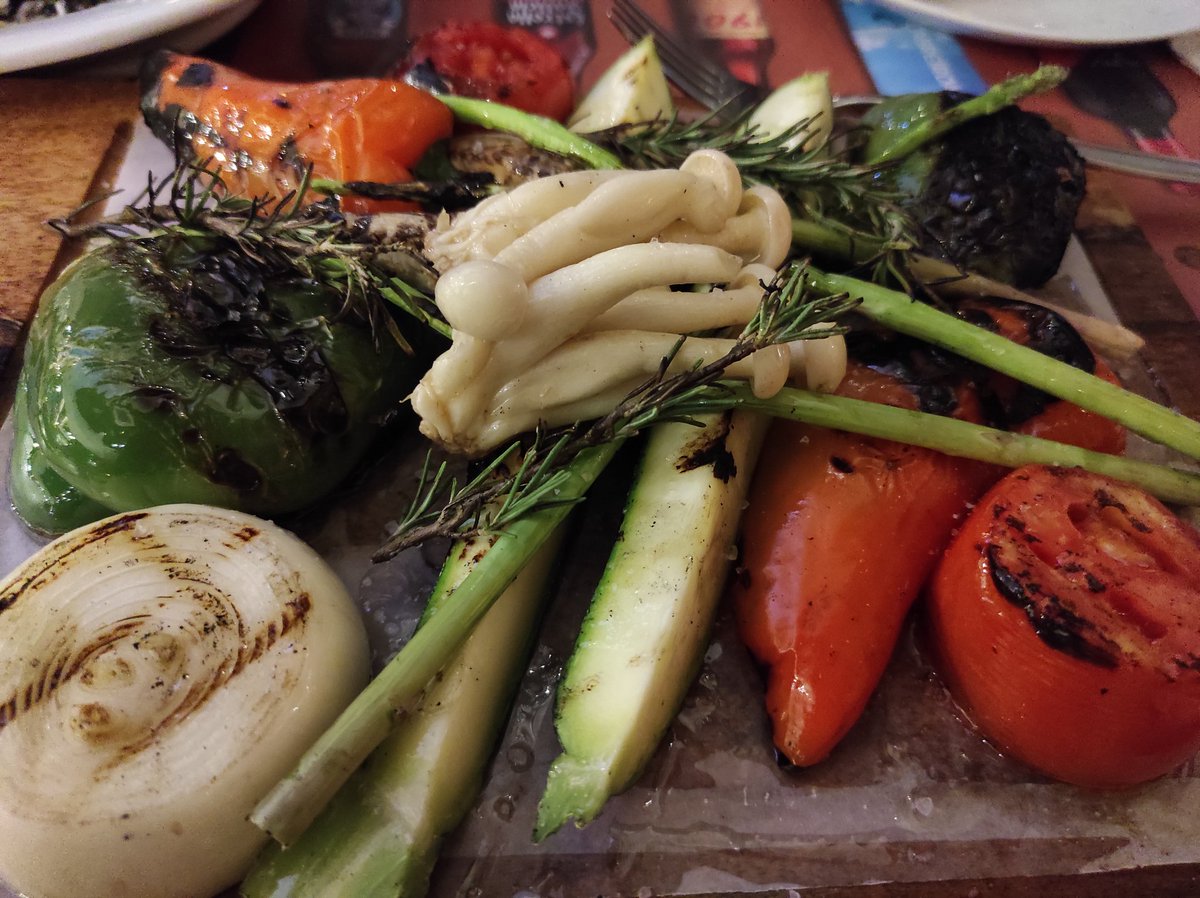 AlteredStatePH's tweet image. Dinner date @ Barcino 😋 Pramis: grilled veggies, paella, at steak lang kinain ko. Wala nang iba, kahit mas masarap pa yung naka-upo sa tapat ko 😋