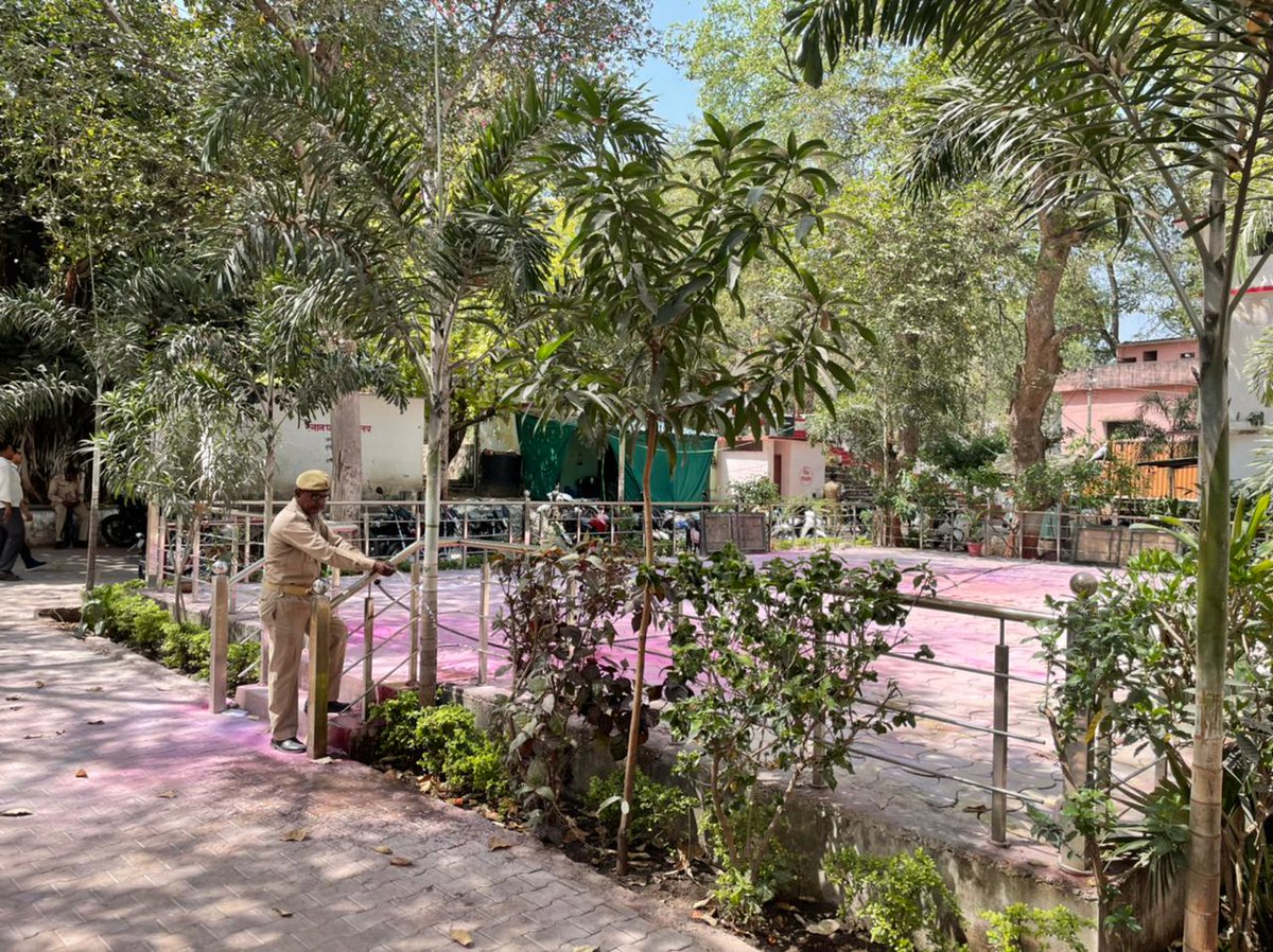 Shokotwalijhs's tweet photo. चिलचिलाती धूप, थपेड़ो की मार।
राहत मिली जब पड़ी, पानी की बौछार।।

थाना कोतवाली परिसर के पौधो को पानी देते आरक्षी
#UPPCaresforall #GoodWorkUPP 
@Uppolice 
@JhansiDig 
@sspjhansi https://t.co/N9wWlkI5Pz