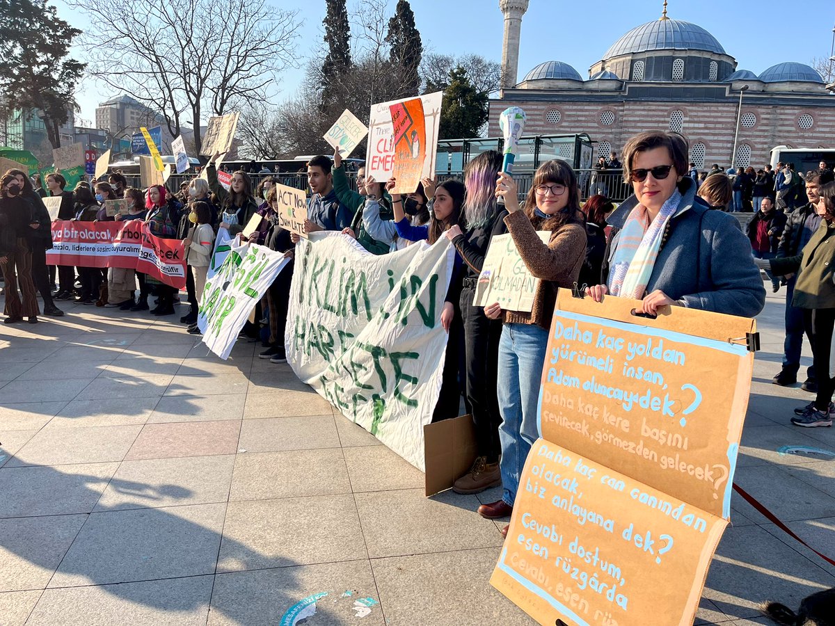 Küresel İklim Grevi için Beşiktaş’ta gençlerle birlikte olmak güç verdi. #PeopleNotProfit #kârdeğilinsanlar #küreseliklimgrevi #GlobalClimateStrike