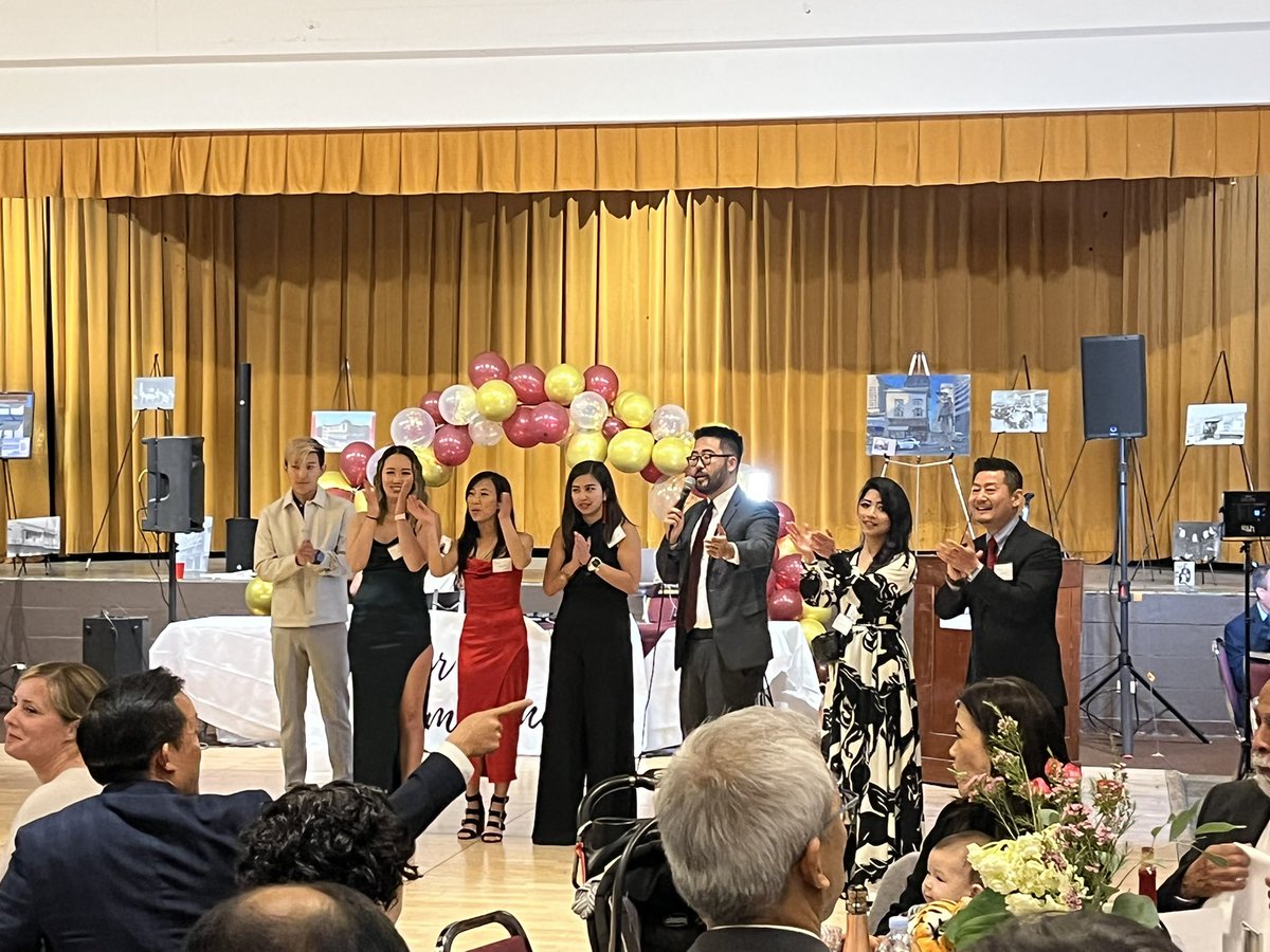 Bobakkabob37's tweet photo. I had such a wonderful time tonight reconnecting with all of my friends and folks supporting the mission and goals of #DearCommunity in SF:
https://t.co/pQUHKeotaI

Join them, and let’s continue to invest in and build up our AAPI communities in SF 🙏🏽💙🙏🏽 https://t.co/wCJI46LoTR