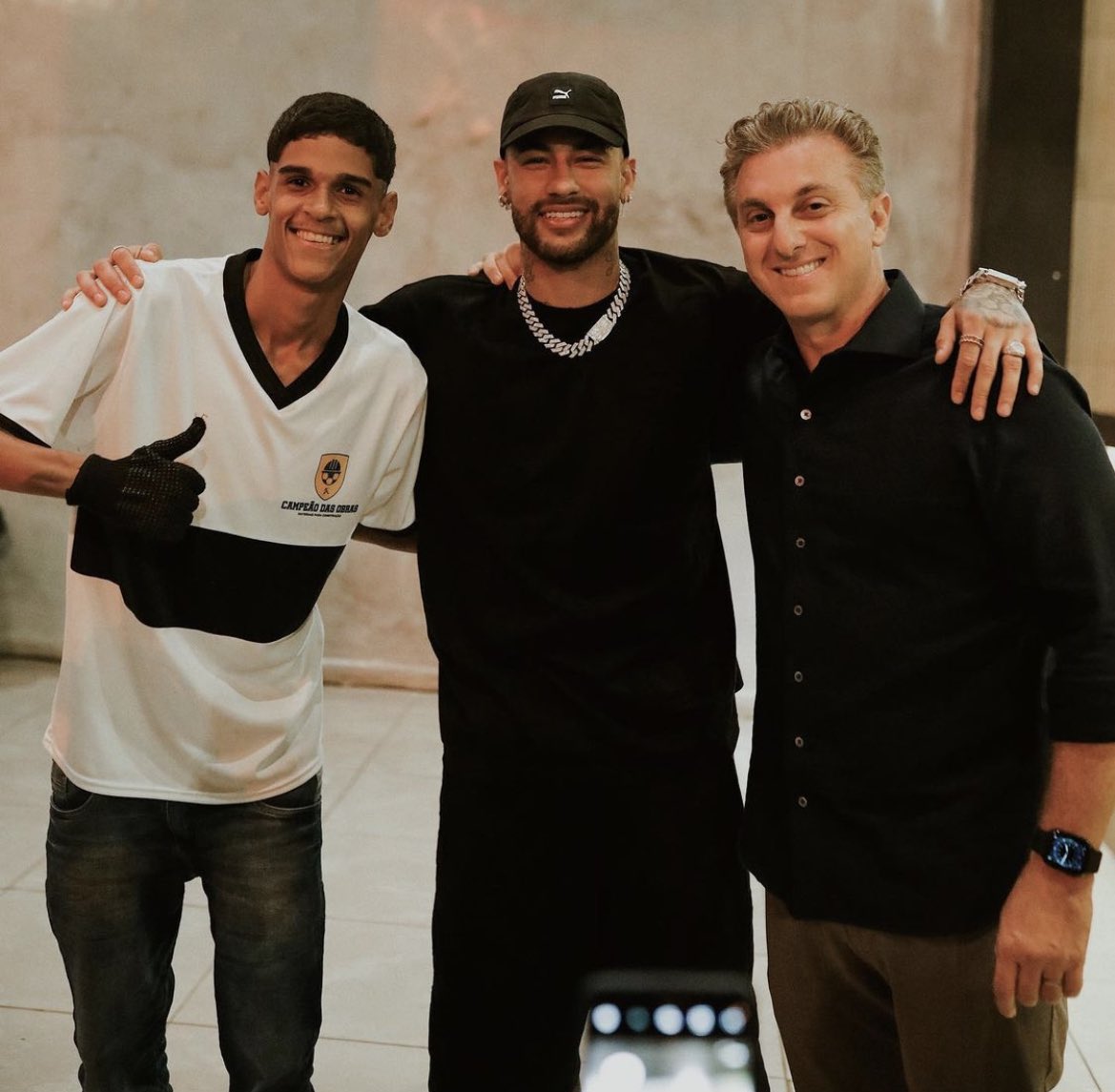 433's tweet photo. Luva de Pedreiro with a fan 😎 https://t.co/uF3VXNw32W