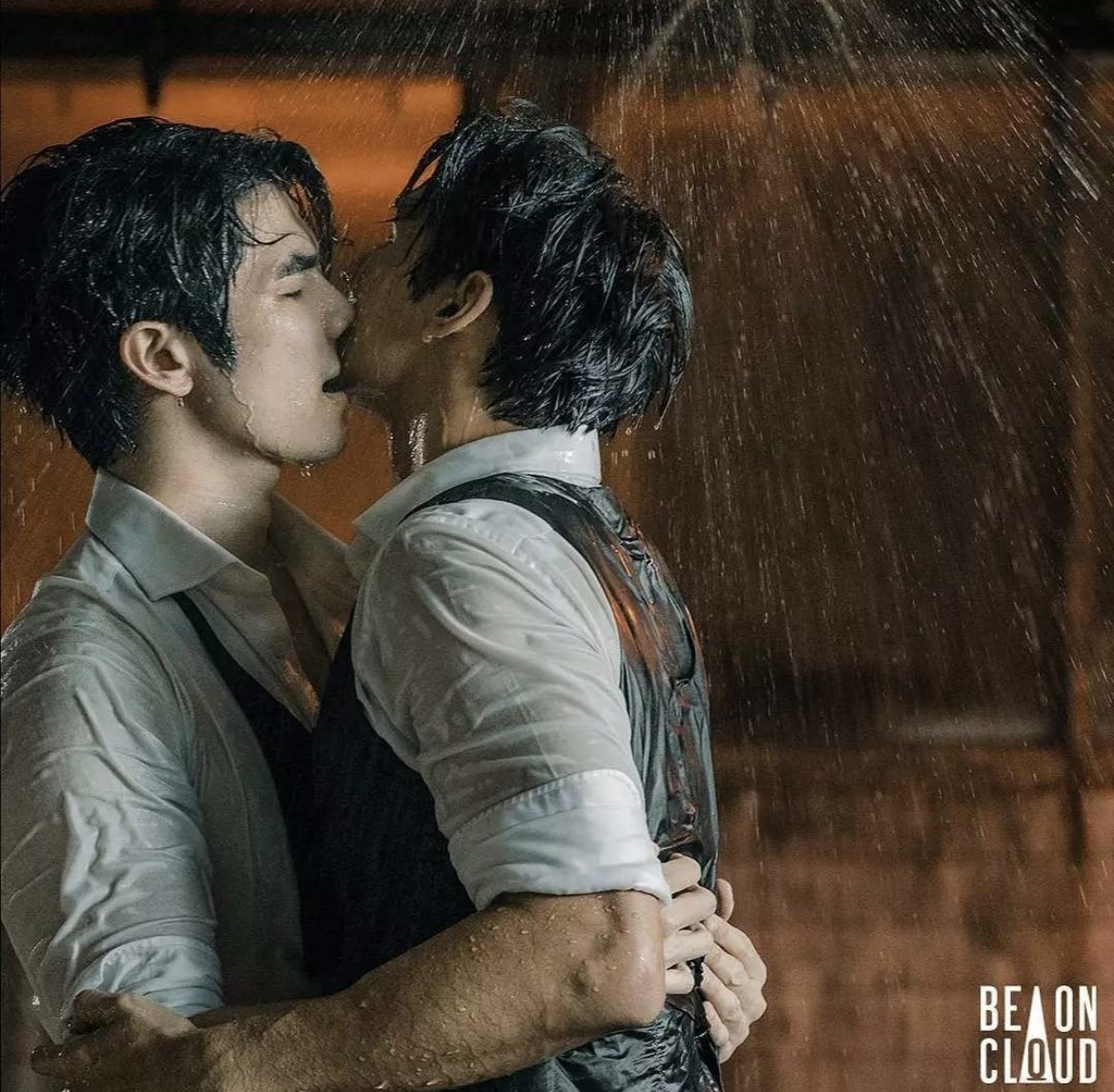 JuuNattawin's tweet photo. The most beautiful scene ever 😻 I like the way of P Mile’s hands are on Apo’s waist 😽 Apo’s little waist is only for PMile😸 #ReactionKinnPorsche https://t.co/7CrU7XxhaU