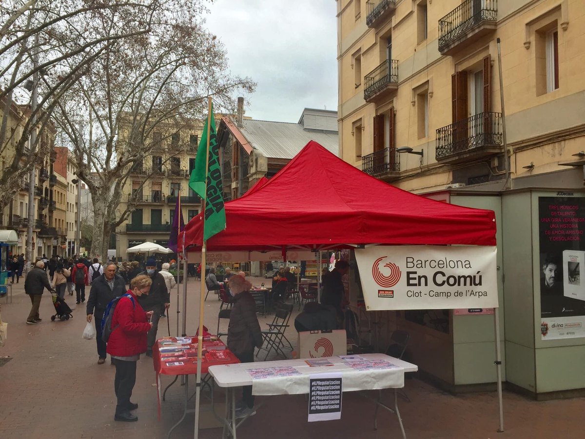 ClotEnComu's tweet photo. Aquest matí de dissabte ens trobareu de nou a la plaça del Mercat del #Clot Us explicarem com està guanyant #Barcelona i el #ClotCampdelArpa amb les nostres polítiques socials, ambientals, d’habitatge o de mobilitat.
També podreu signar per la ILP #RegularizaciónYa https://t.co/4ZGQjYsLyl