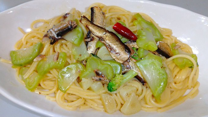 余ったブロッコリーの茎と
残しておいたスモークオイルサーディンで
ペペロンチーノを作りました(๑'ڡ`๑)
僕のペペロンチーノはちゃんと乳化してて美味しいよ♪ 