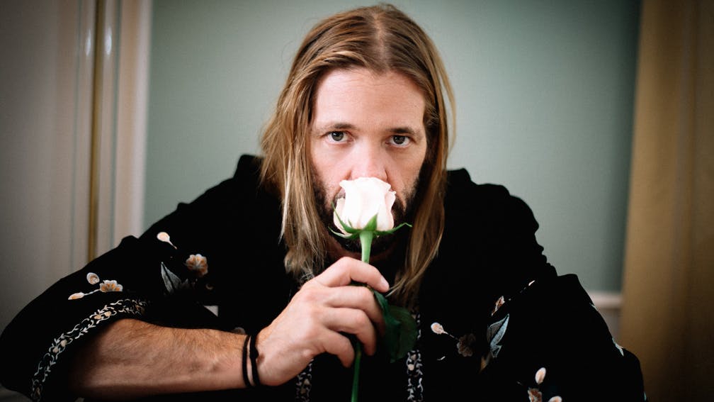 KerrangMagazine's tweet photo. 💔 Foo Fighters drummer Taylor Hawkins dies aged 50. RIP. https://t.co/1lDedpNnSw https://t.co/3TDcN2MVtn