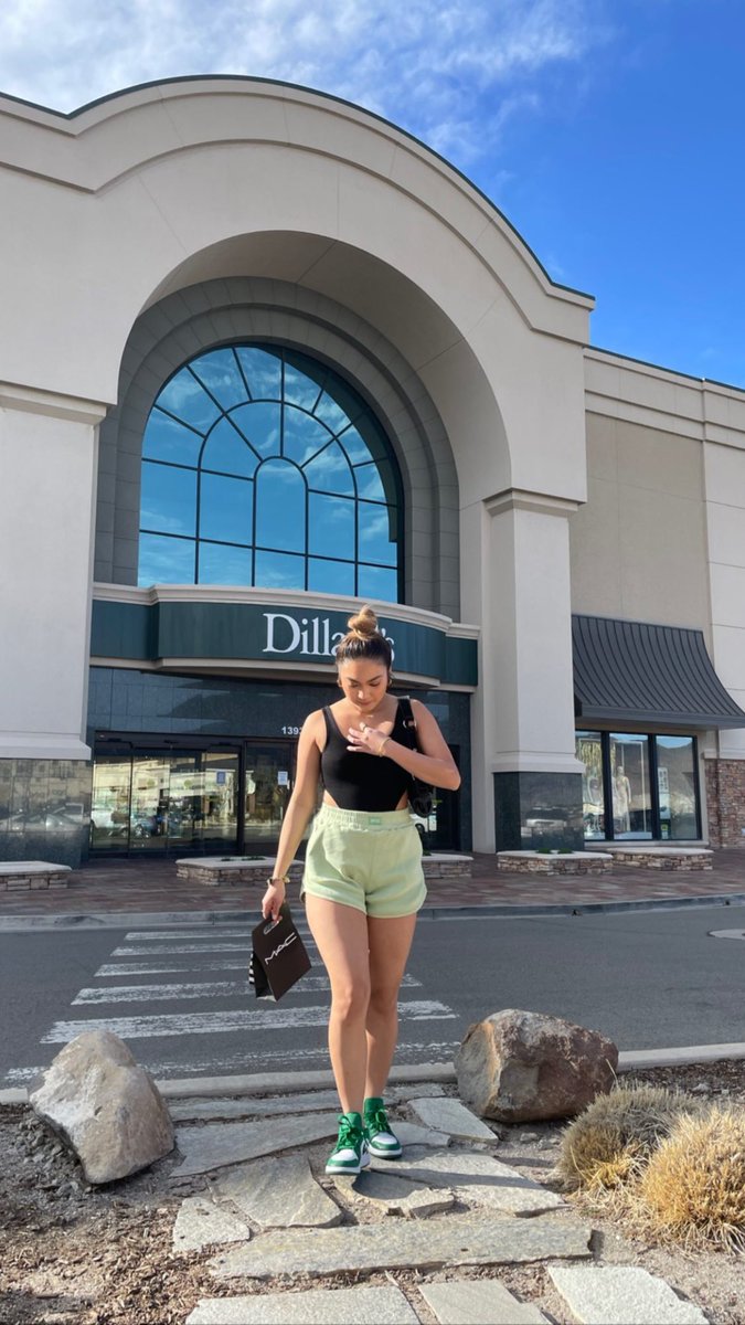 JEORELLOVE's tweet photo. that girl infront of dillard’s is 😻🫶🏻 https://t.co/xSlnDukqBI