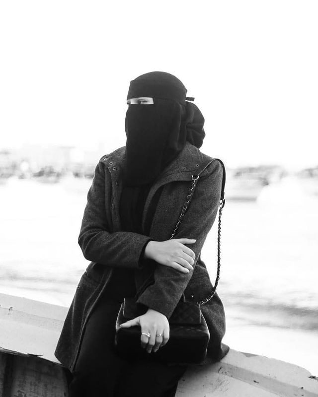 يحلم الرجل بامرأه كامله...وتحلم المرأه برجل كامل ..
ولا يعلموا بان الله خلقهما ليكملا كل منهما الاخر ..