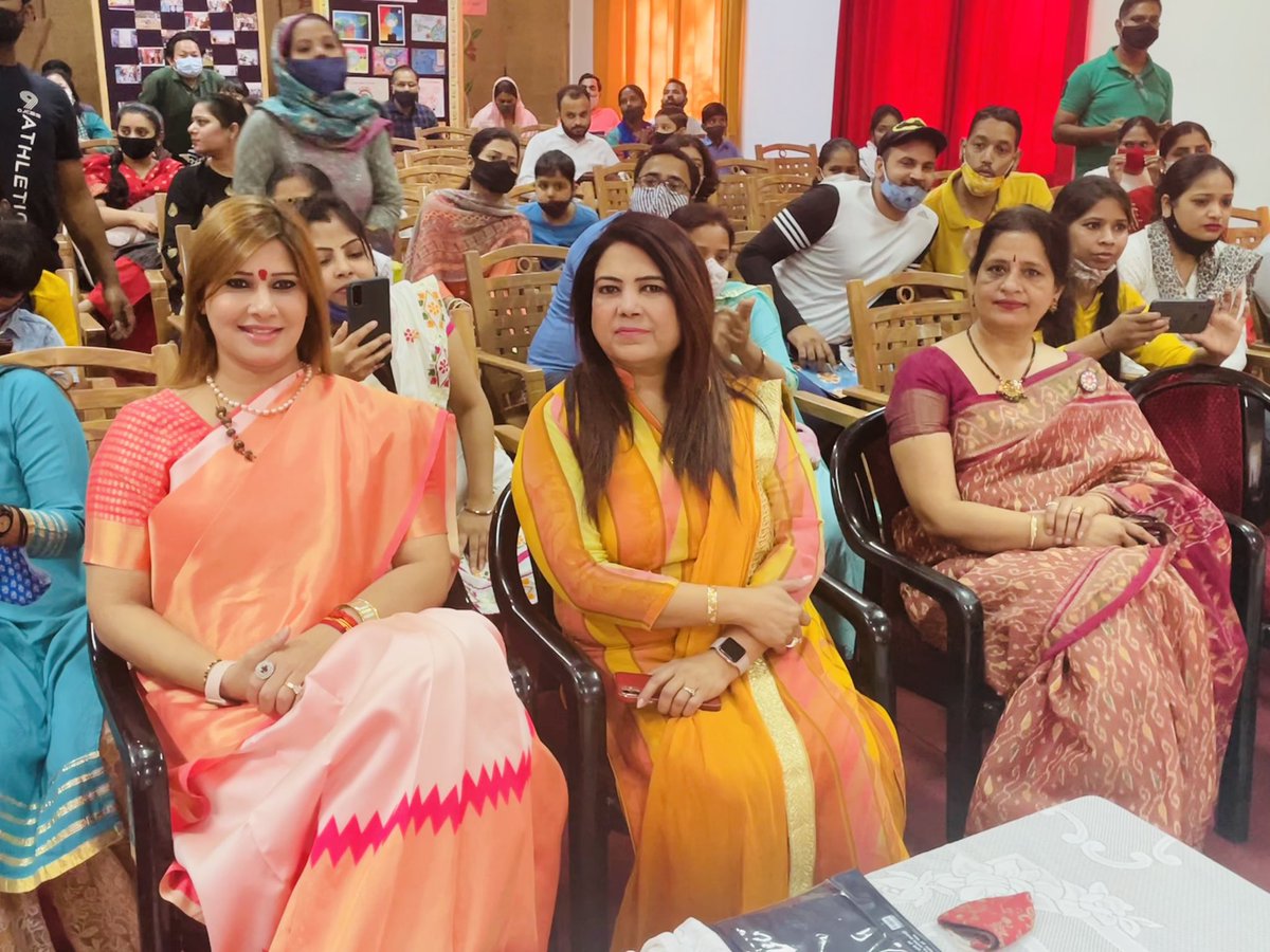 astro_puneet's tweet photo. #astropuneet #newvisionvastu #godgracetv #lifecoach #Astrologer #medicalastrology 
Gratitude Universe 😇आज सरस्वती बाल मंदिर सीनियर सेकेंडरी स्कूल, दिल्ली में “ग्रैजुएशन डे” पर रूबी यादव जी के साथ जाकर भारत के भविष्य रचयिताओं को संबोधित किया। सस्नेह अभिनंदन करने परआभार https://t.co/AlOwxnPDGL