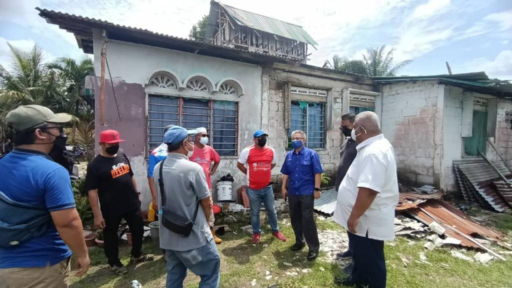 DrAdhamBaba's tweet photo. Saya meninjau kerosakan dua buah rumah yang terkesan akibat ribut baru-baru ini di Felda Penggeli Timur.

Antara kerja baik pulih yang dilakukan adalah melibatkan bumbung rumah dan kerosakan fius.

Kita bantu segera. InsyaAllah.

#KeluargaTenggara
#KeluargaMalaysia
#BNjohor #P155 https://t.co/TIYiYwZ5br