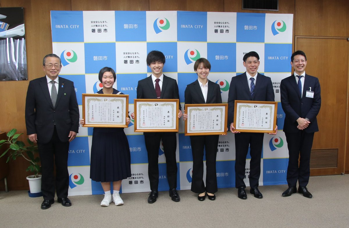 kusacchi51's tweet photo. 磐田市民賞の本年度４名の表彰式を行いました。いずれもその活躍により、磐田市の名を広めてくれました。ありがとうございました。おめでとうございました。

太田かれんさん
令和3年度河川愛護月間「絵手紙」作品 最優秀賞(国土交通大臣賞)受賞 https://t.co/kXuIJAQbwy