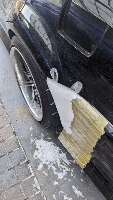 ドリ車の映える桜シーズンまでにキレイにしようと奮起して紙粘土にFRP貼ってパテ3種盛りで造形してデュアルマフラー用に切りっぱなしだった出口もキレイに造形して割れとかも治して塗装してペーパーで研ぎ出ししてるトコで力尽きてこの状態で放置になってるあれきし号(廃車 