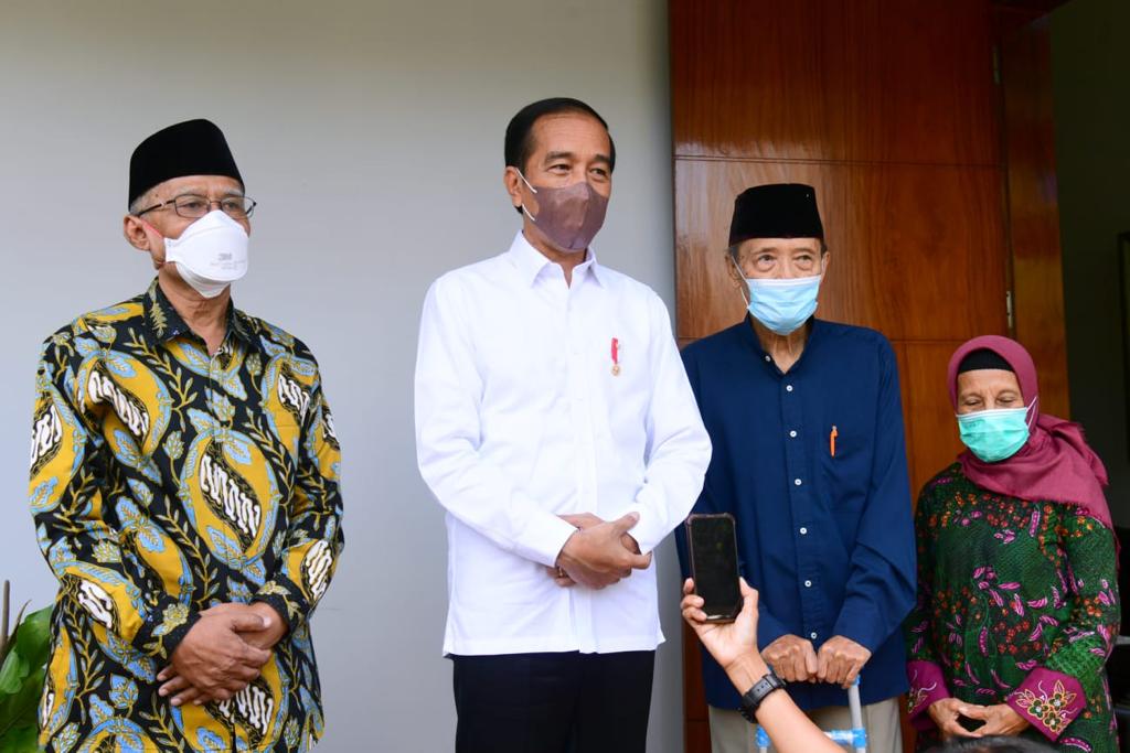 HaedarNs's tweet photo. Presiden Republik Indonesia, Joko Widodo ditemani Menteri Sekretaris Negara, Pratikno,menjenguk langsung sesepuh Muhammadiyah dan tokoh bangsa Buya Ahmad Syafi’i Ma’arif di kediamannya pada Sabtu (26/3). https://t.co/EwHZFExX25