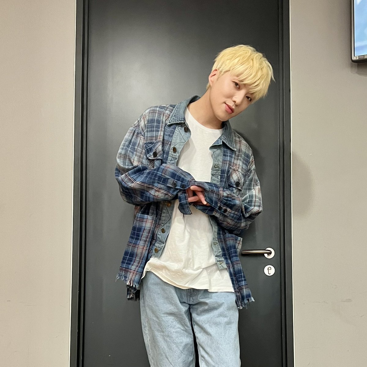 official_yoon_'s tweet photo. 음악중심은 잘 보셨나용? ㅎㅎ 💙 https://t.co/TIr5uLyGSn