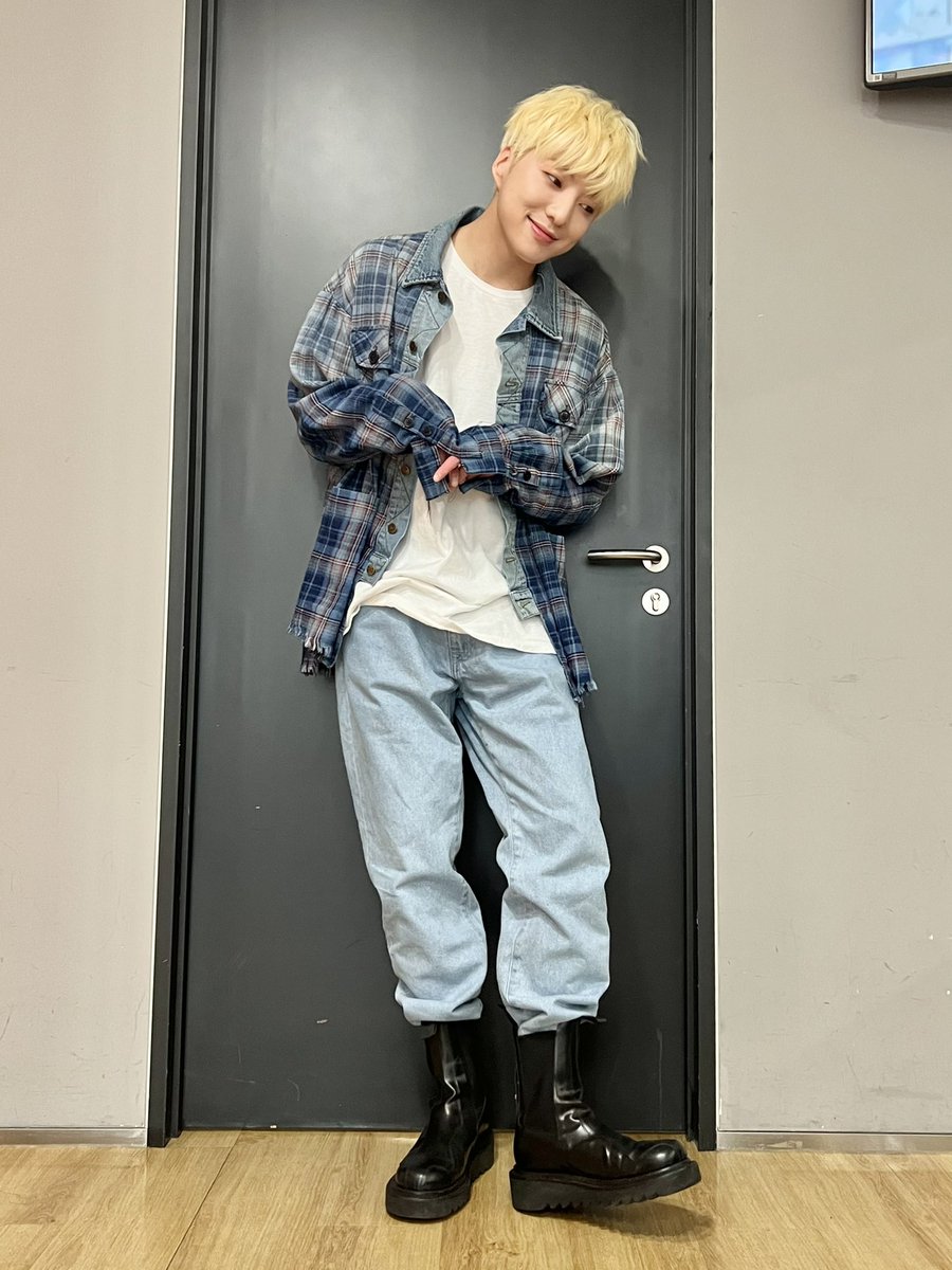 official_yoon_'s tweet photo. 음악중심은 잘 보셨나용? ㅎㅎ 💙 https://t.co/TIr5uLyGSn