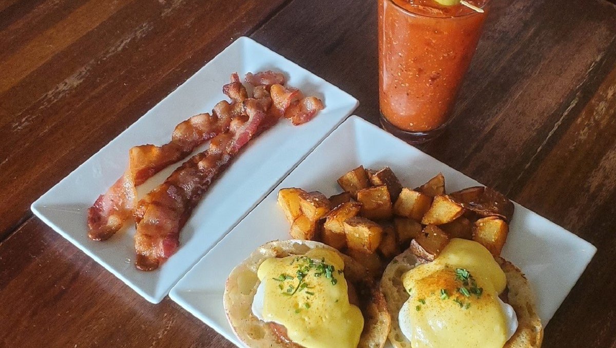 FairviewPhilly's tweet photo. Brunch Sat &amp; Sun 11 am - 3 pm &amp; then dinner/bar 4 pm - 12 am (still open 3-4pm only for beer &amp; drinks). We'll have live music 11 am - 2 pm both days by Tim Brey &amp; Friends. Serving pitchers of Mimosas &amp; Bellinis for $30! Sunday 1/2 bottles of wine 4-10pm! #Brunch #Philly  #Foodies https://t.co/aXCQql8DPz