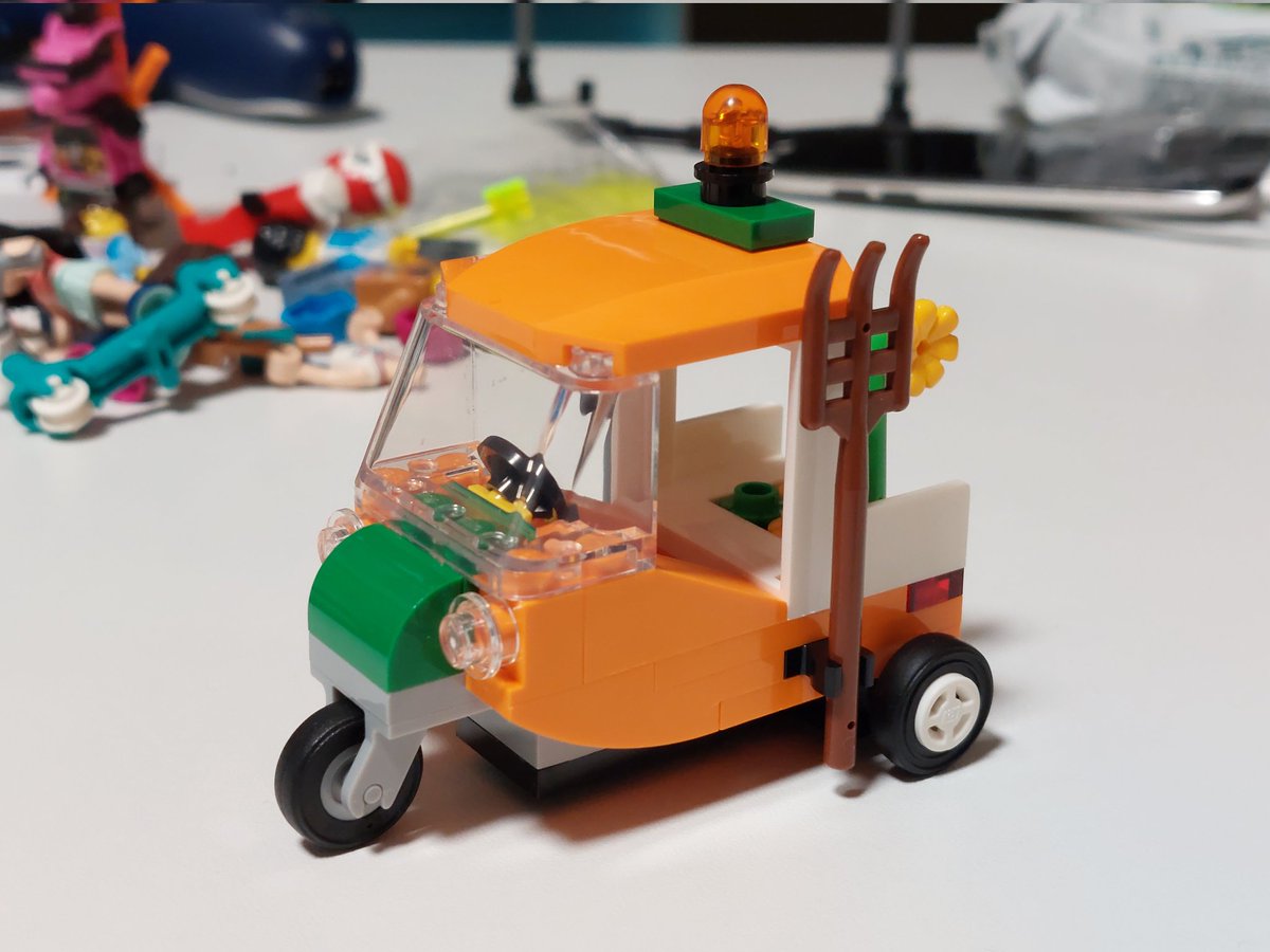 組んだレゴバラしてたけどこのミゼットはかわいいからそのままにしとこ